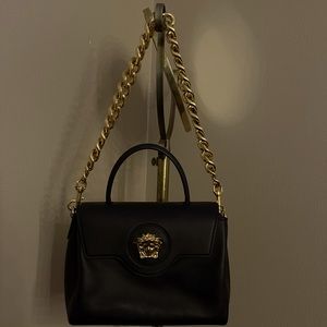 La medusa médium hand bag.